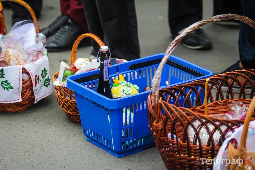 Кременчужани святкують Великдень Кременчужани святкують Великдень