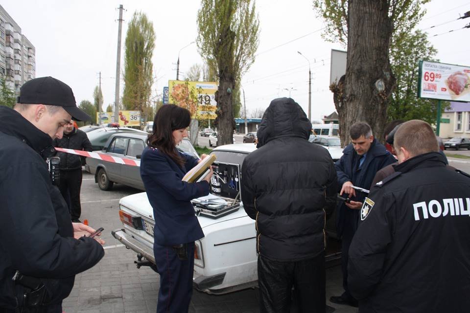 Наркотики и три «ствола» нашли патрульные у кременчужан в машине Наркотики и три «ствола» нашли патрульные у кременчужан в машине