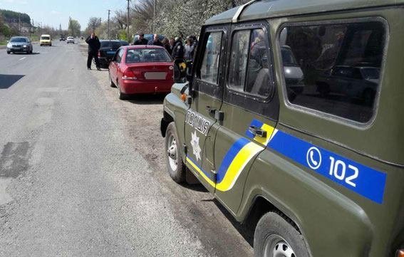 В людей, которые перекрывали дорогу под Кременчугом, въехала легковушка: три человека пострадали В людей, которые перекрывали дорогу под Кременчугом, въехала легковушка: три человека пострадали