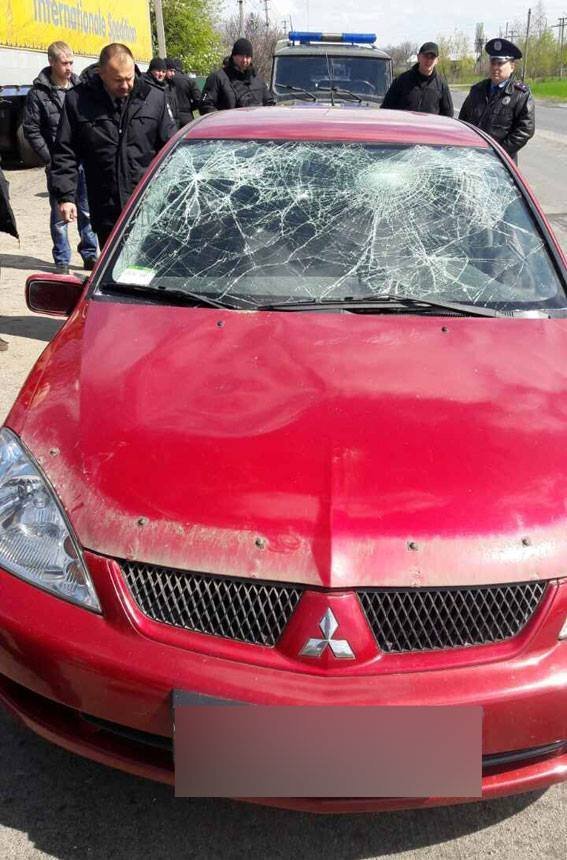 В людей, которые перекрывали дорогу под Кременчугом, въехала легковушка: три человека пострадали В людей, которые перекрывали дорогу под Кременчугом, въехала легковушка: три человека пострадали