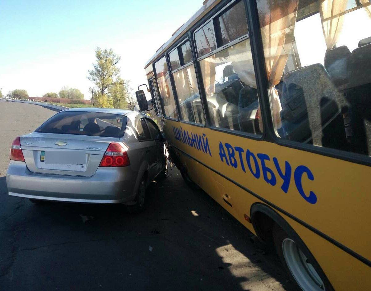 На Полтавщине пьяный водитель на Chevrolet въехал в школьный автобус На Полтавщине пьяный водитель на Chevrolet въехал в школьный автобус