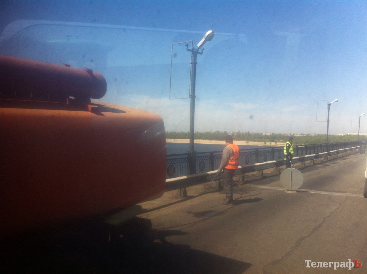 На Крюковском мосту моют колесоотбойники - образовалась пробка На Крюковском мосту моют колесоотбойники - образовалась пробка