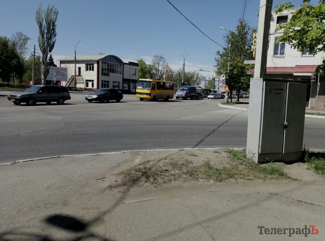 На Крюковском мосту моют колесоотбойники - образовалась пробка На Крюковском мосту моют колесоотбойники - образовалась пробка