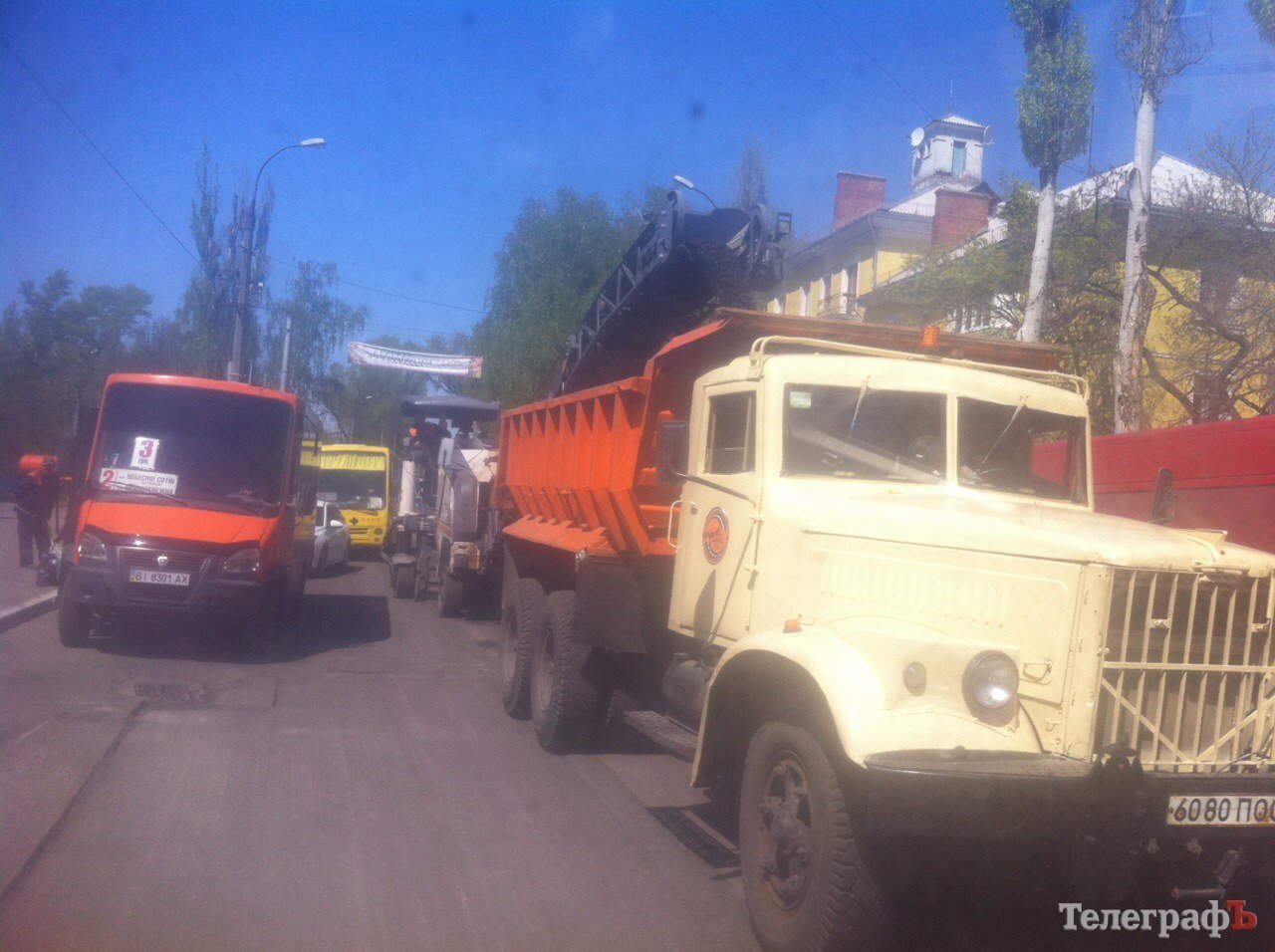 На Крюковском мосту моют колесоотбойники - образовалась пробка На Крюковском мосту моют колесоотбойники - образовалась пробка