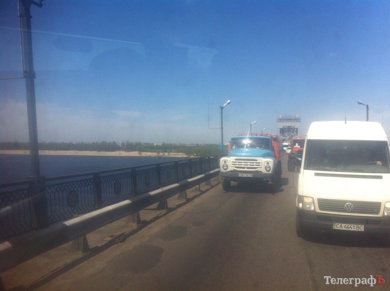 На Крюковском мосту моют колесоотбойники - образовалась пробка На Крюковском мосту моют колесоотбойники - образовалась пробка