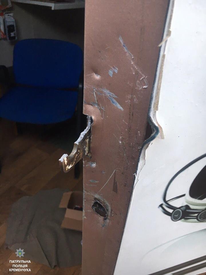 Кременчугские патрульные поймали воров с полными сумками техники Кременчугские патрульные поймали воров с полными сумками техники