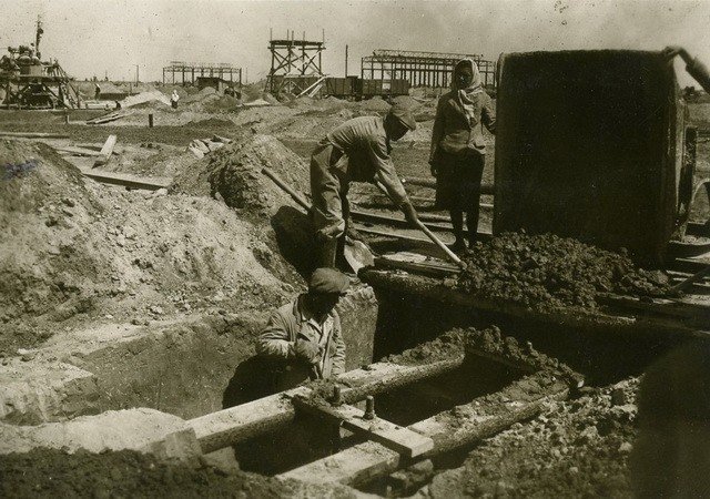 Як Кременчук поставав із руїн у післявоєнні роки Як Кременчук поставав із руїн у післявоєнні роки