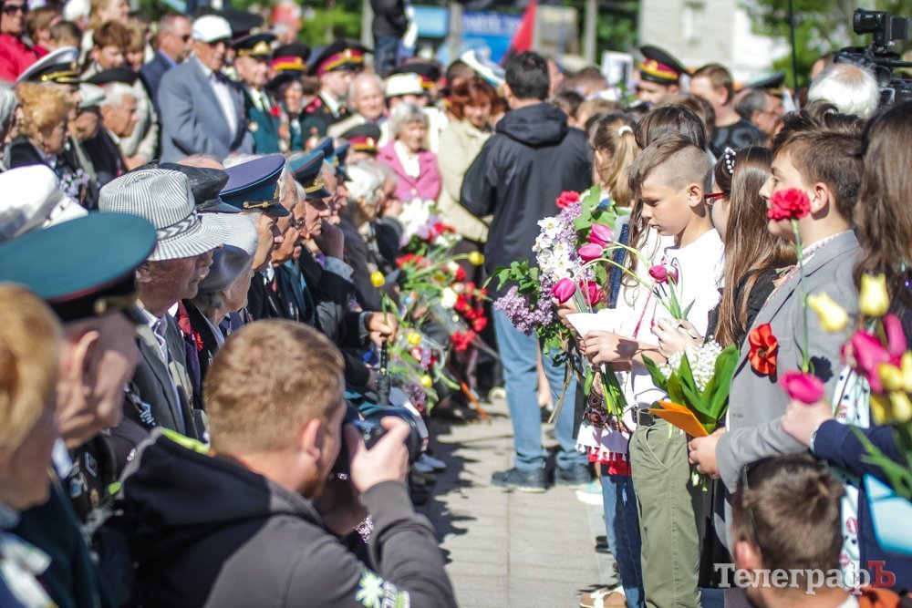 Зі сльозами на очах: у Кременчуці привітали ветеранів Другої світової та бійців АТО Зі сльозами на очах: у Кременчуці привітали ветеранів Другої світової та бійців АТО