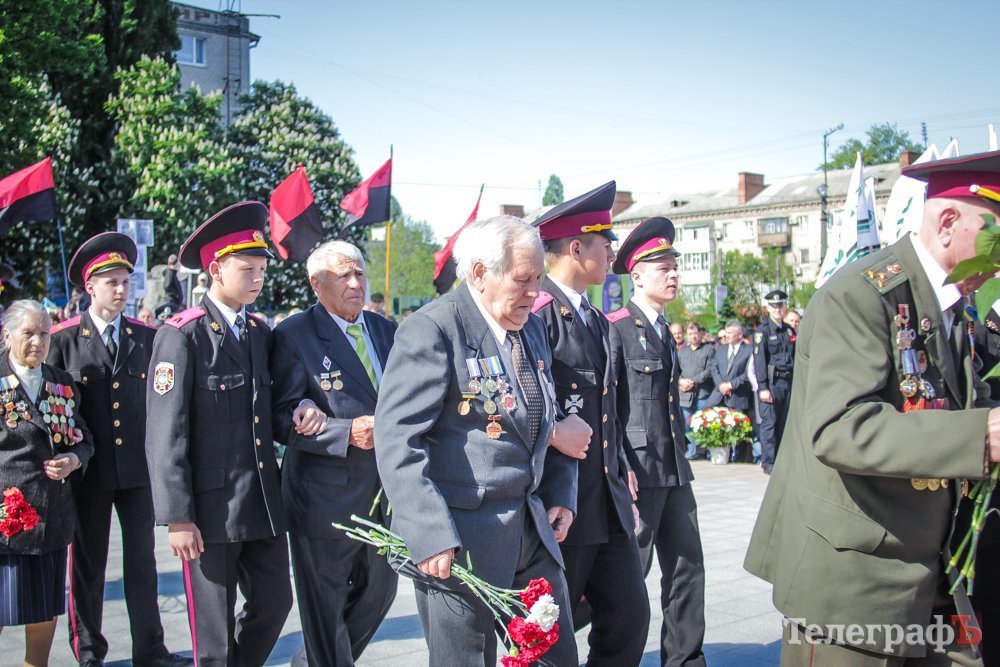 Зі сльозами на очах: у Кременчуці привітали ветеранів Другої світової та бійців АТО Зі сльозами на очах: у Кременчуці привітали ветеранів Другої світової та бійців АТО