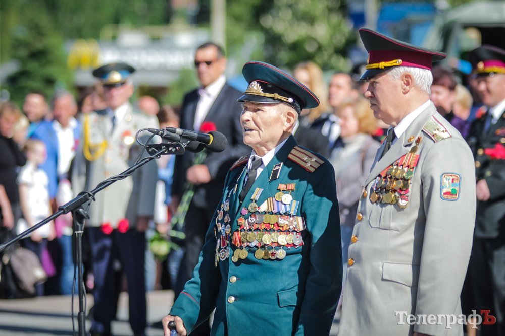 Зі сльозами на очах: у Кременчуці привітали ветеранів Другої світової та бійців АТО Зі сльозами на очах: у Кременчуці привітали ветеранів Другої світової та бійців АТО