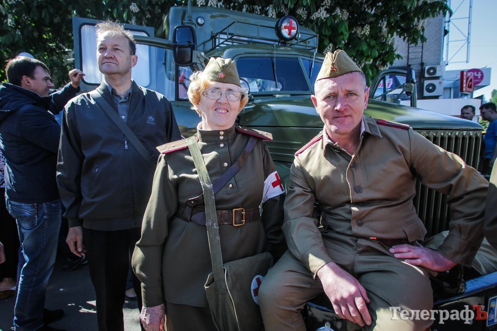 Зі сльозами на очах: у Кременчуці привітали ветеранів Другої світової та бійців АТО Зі сльозами на очах: у Кременчуці привітали ветеранів Другої світової та бійців АТО