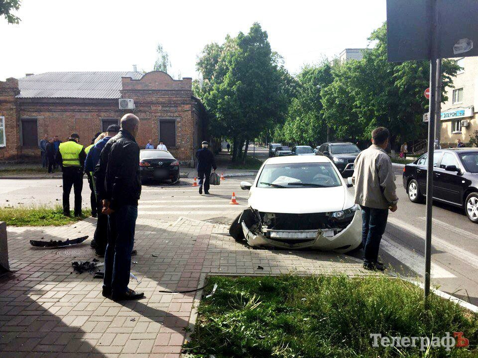 ДТП на мистическом перекрестке в Кременчуге: Honda не уступила дорогу Mazd'e (ожидайте видео) ДТП на мистическом перекрестке в Кременчуге: Honda не уступила дорогу Mazd'e (ожидайте видео)