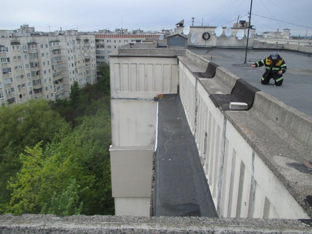 В Кременчуге с девятиэтажки снимали кота В Кременчуге с девятиэтажки снимали кота