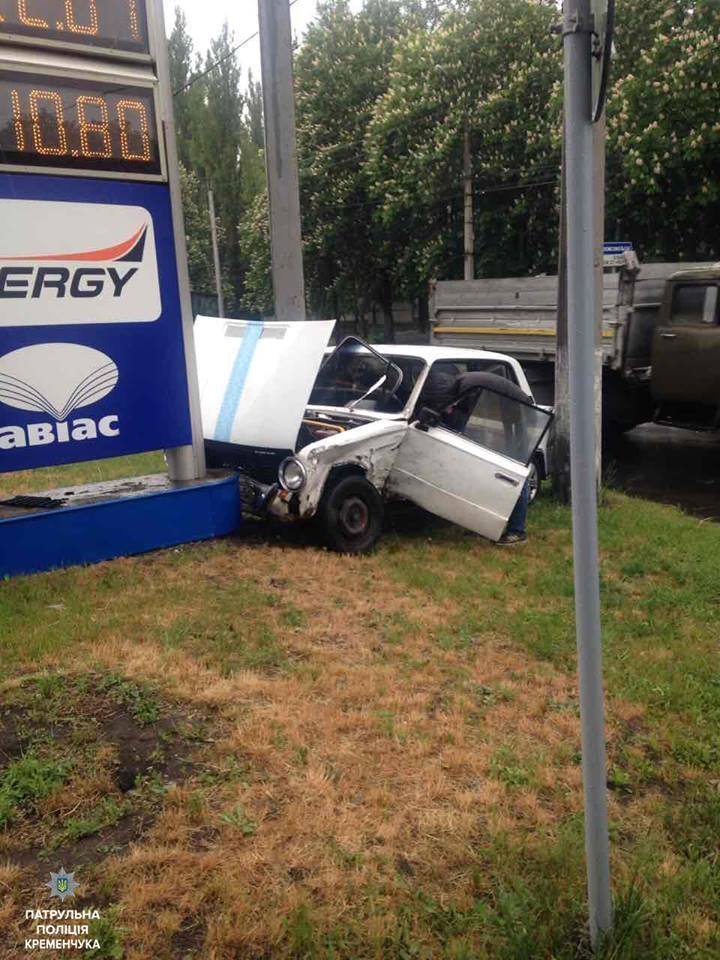 На вулиці Пугачова автомобіль в'їхав у заправку На вулиці Пугачова автомобіль в'їхав у заправку