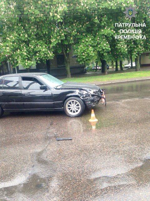 На вулиці Пугачова автомобіль в'їхав у заправку На вулиці Пугачова автомобіль в'їхав у заправку