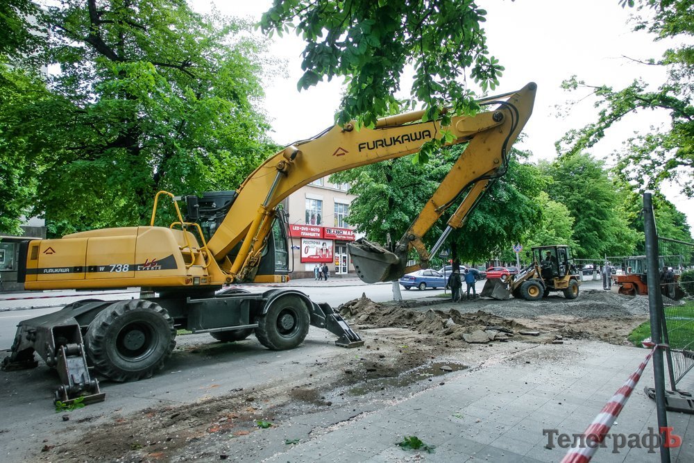 В Кременчуге на ул. Соборной заменят тротуар – выложат плиткой В Кременчуге на ул. Соборной заменят тротуар – выложат плиткой