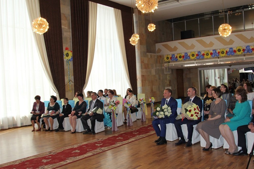 Как в Лас-Вегасе: в Кременчуге впервые сыграли экспресс-свадьбу Как в Лас-Вегасе: в Кременчуге впервые сыграли экспресс-свадьбу