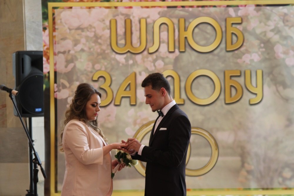 Как в Лас-Вегасе: в Кременчуге впервые сыграли экспресс-свадьбу Как в Лас-Вегасе: в Кременчуге впервые сыграли экспресс-свадьбу