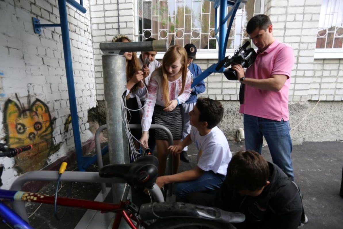 У Кременчуцькому ліцеї №4 з'явились парковка для роверів та велосипедне СТО У Кременчуцькому ліцеї №4 з'явились парковка для роверів та велосипедне СТО