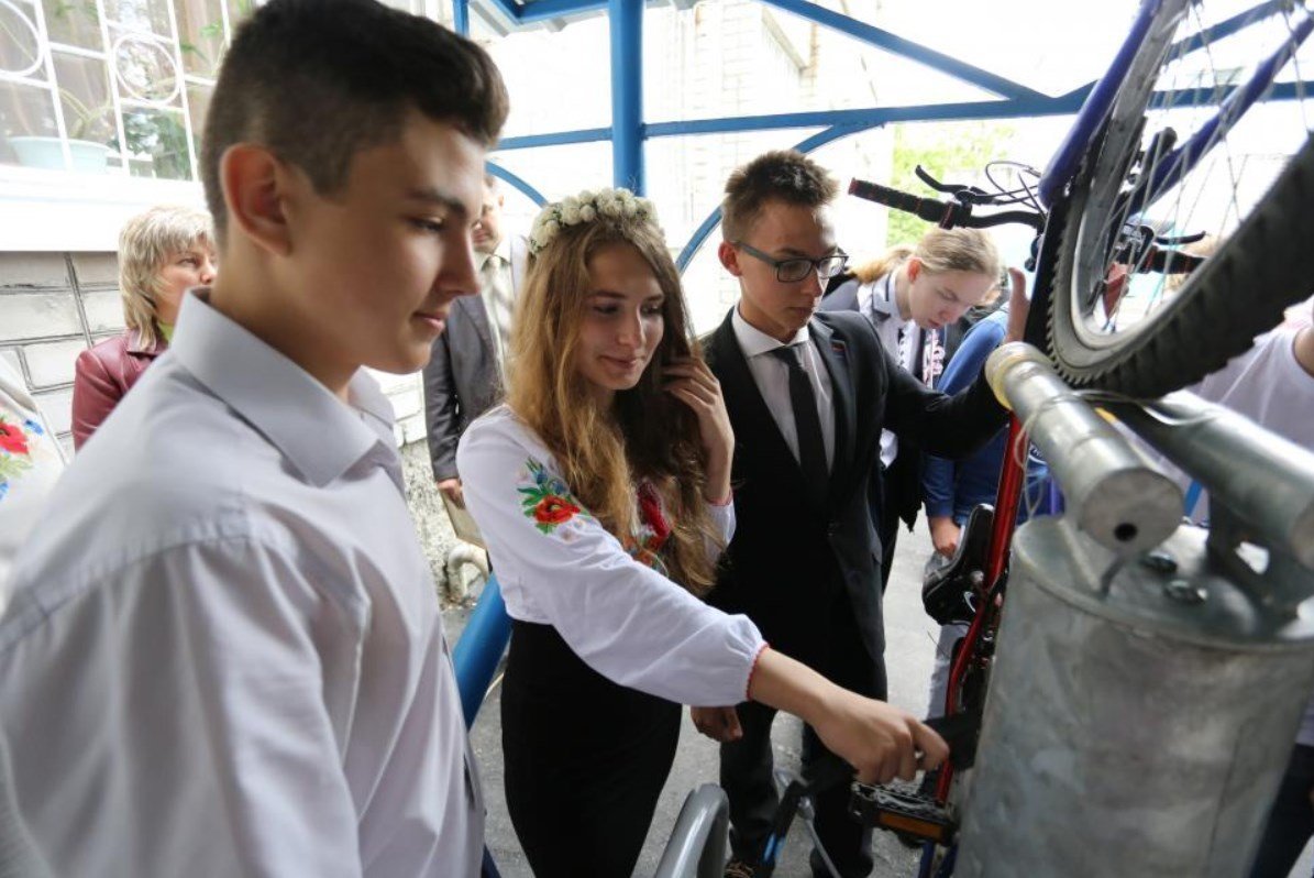 У Кременчуцькому ліцеї №4 з'явились парковка для роверів та велосипедне СТО У Кременчуцькому ліцеї №4 з'явились парковка для роверів та велосипедне СТО