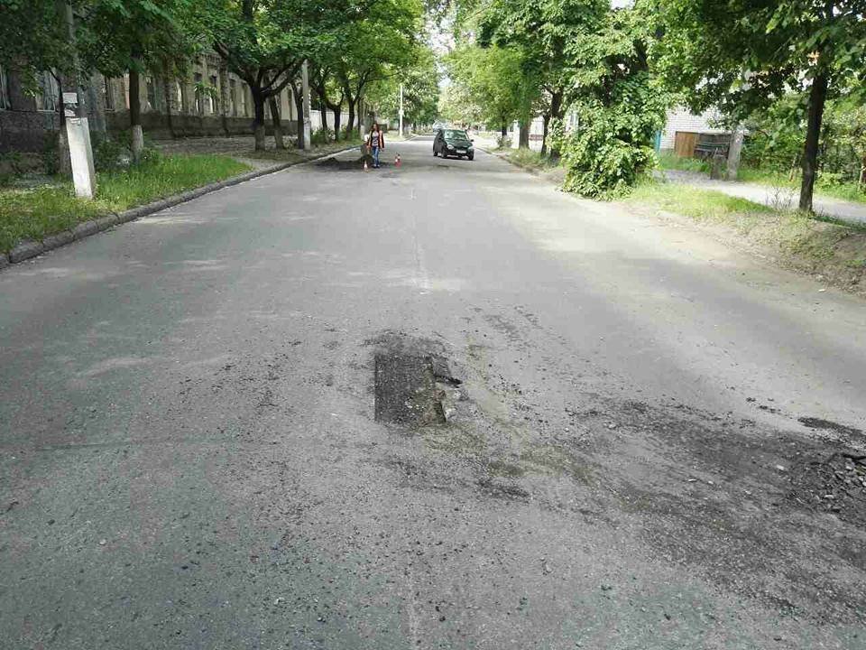 В Кременчуге начали латать «ямы имени мэра» В Кременчуге начали латать «ямы имени мэра»