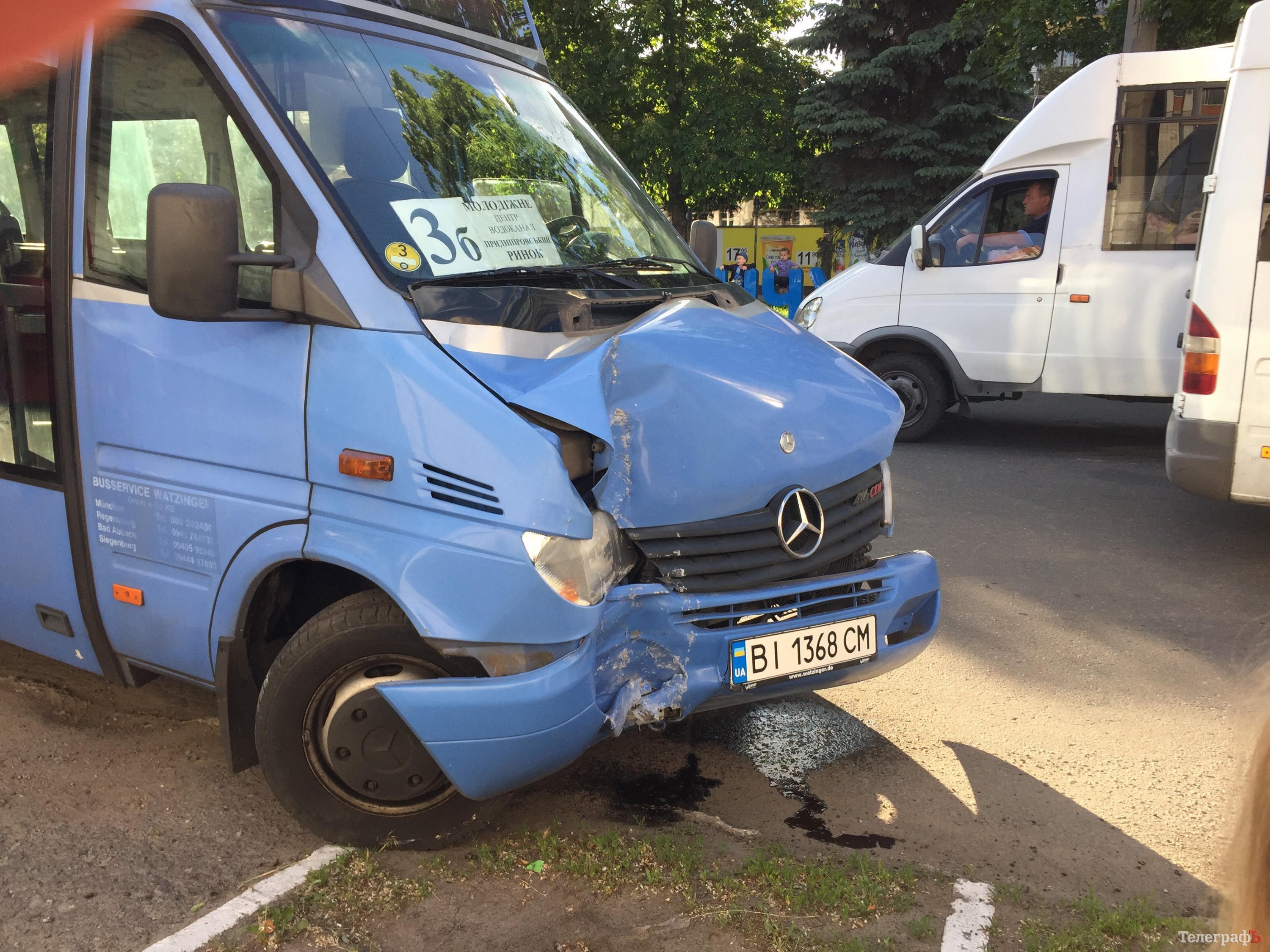 В Кременчуге маршрутка въехала в столб: водитель давал сдачу В Кременчуге маршрутка въехала в столб: водитель давал сдачу