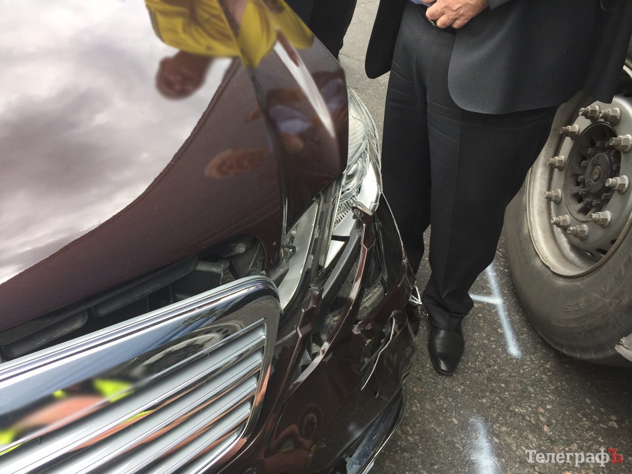 В Кременчуге Mercedes E200 въехал в «рошеновскую» фуру В Кременчуге Mercedes E200 въехал в «рошеновскую» фуру