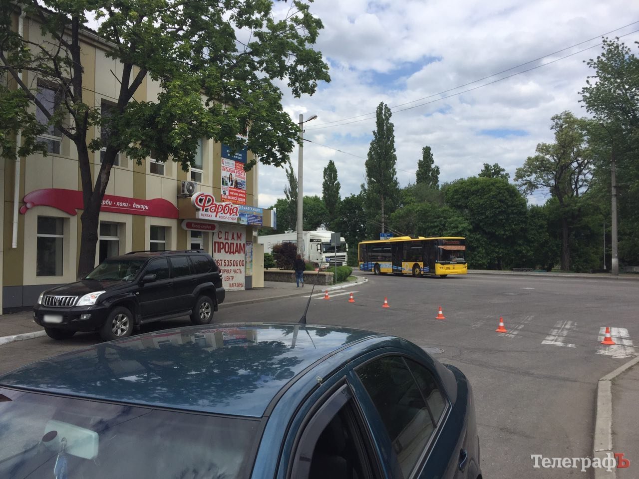 В Кременчуге Mercedes E200 въехал в «рошеновскую» фуру В Кременчуге Mercedes E200 въехал в «рошеновскую» фуру