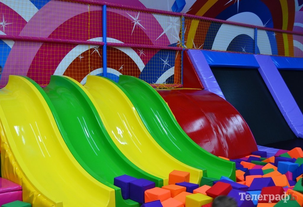 В Кременчуге 6-летний мальчик сломал руку, упав с детской горки в развлекательном центре В Кременчуге 6-летний мальчик сломал руку, упав с детской горки в развлекательном центре