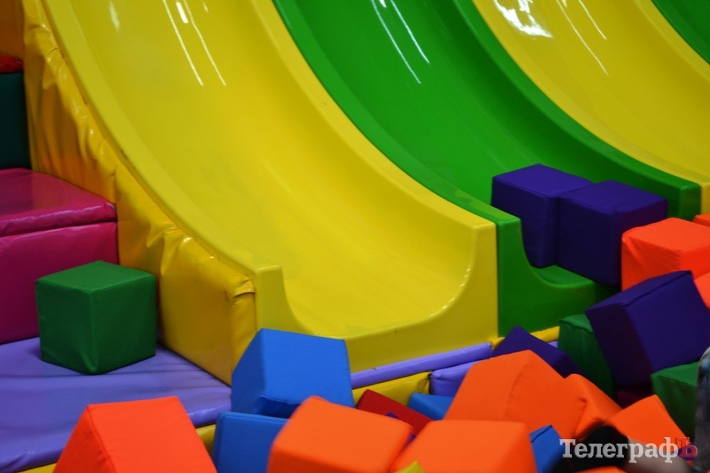 В Кременчуге 6-летний мальчик сломал руку, упав с детской горки в развлекательном центре В Кременчуге 6-летний мальчик сломал руку, упав с детской горки в развлекательном центре