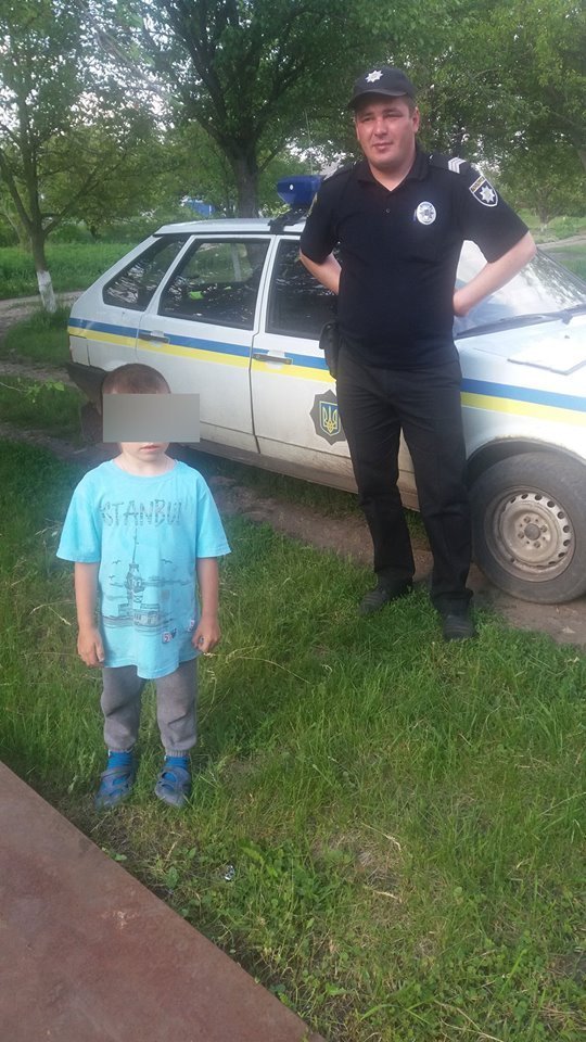 На Полтавщине 5-летний мальчик ушел искать маму, которая оставила его одного дома, и заблудился На Полтавщине 5-летний мальчик ушел искать маму, которая оставила его одного дома, и заблудился
