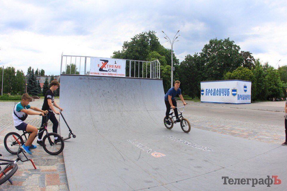Всем экстремалам Кременчуга: на пл. Победы установили новую рампу за 50 тысяч Всем экстремалам Кременчуга: на пл. Победы установили новую рампу за 50 тысяч
