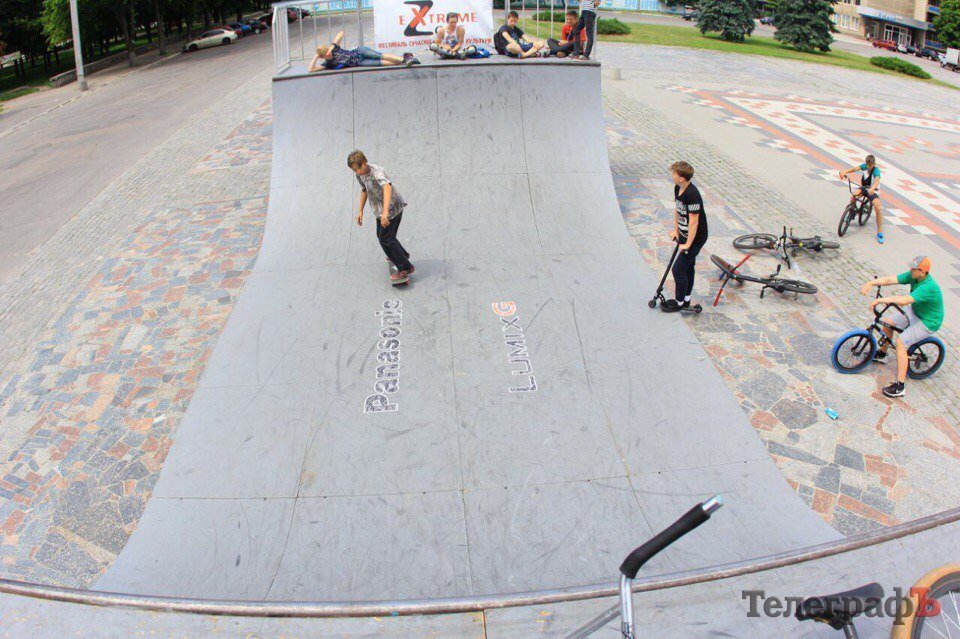 Всем экстремалам Кременчуга: на пл. Победы установили новую рампу за 50 тысяч Всем экстремалам Кременчуга: на пл. Победы установили новую рампу за 50 тысяч