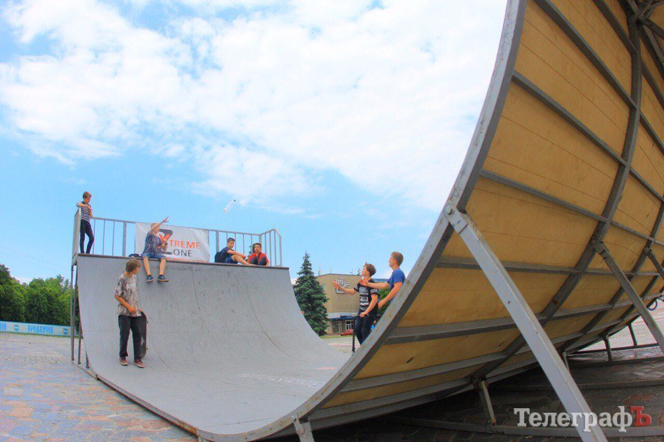 Всем экстремалам Кременчуга: на пл. Победы установили новую рампу за 50 тысяч Всем экстремалам Кременчуга: на пл. Победы установили новую рампу за 50 тысяч