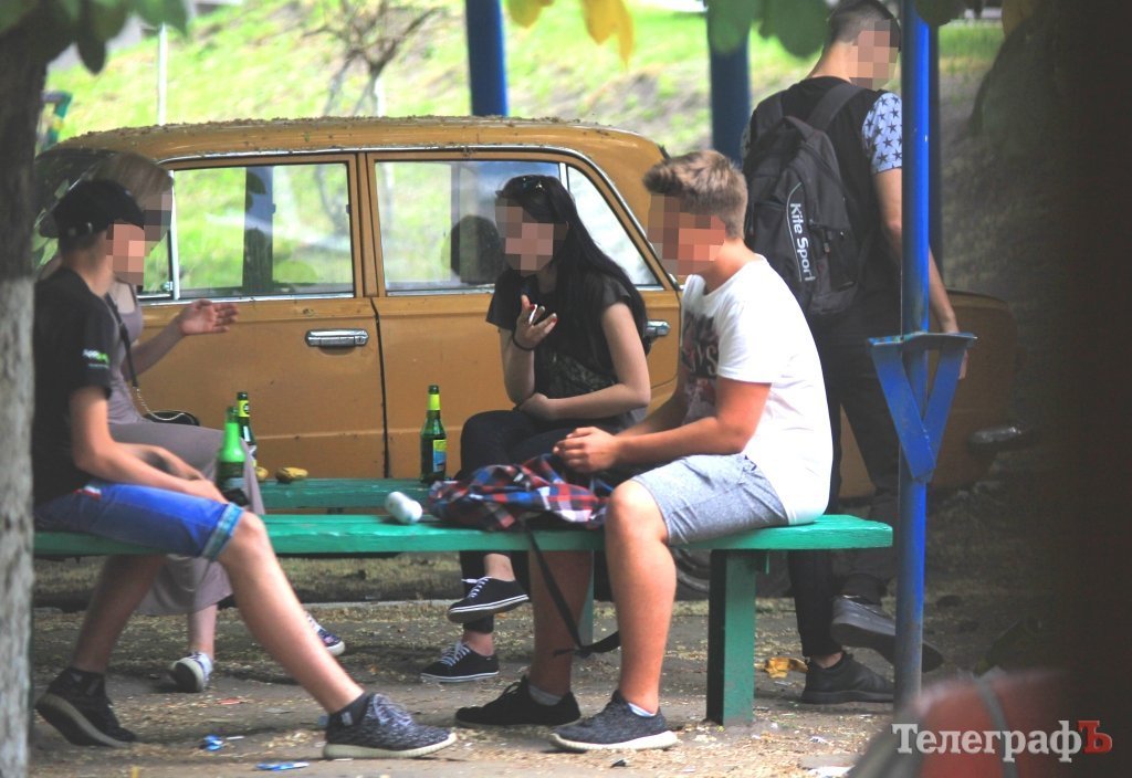 Пиво, сигареты и горящие мусорки: кременчугские школьники ушли на каникулы Пиво, сигареты и горящие мусорки: кременчугские школьники ушли на каникулы