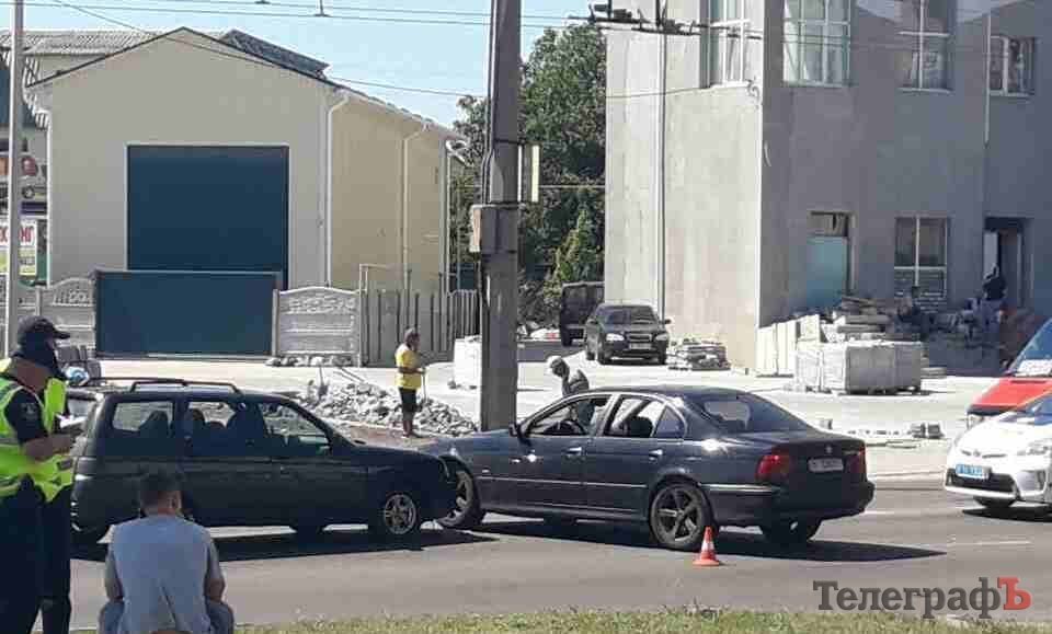 В Кременчуге ВАЗ врезался в BMW: пассажиру Лады стало плохо В Кременчуге ВАЗ врезался в BMW: пассажиру Лады стало плохо