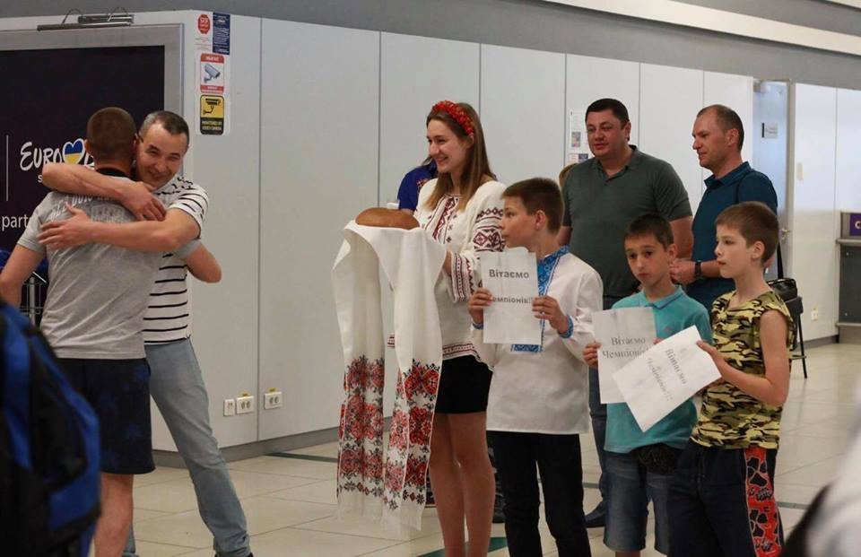 З короваєм та піснями зустріли кременчуцьких кікбоксерів з чемпіонату світу З короваєм та піснями зустріли кременчуцьких кікбоксерів з чемпіонату світу