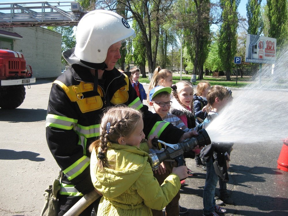 Кременчугские спасатели показали детям мастер-класс по тушению пожаров Кременчугские спасатели показали детям мастер-класс по тушению пожаров
