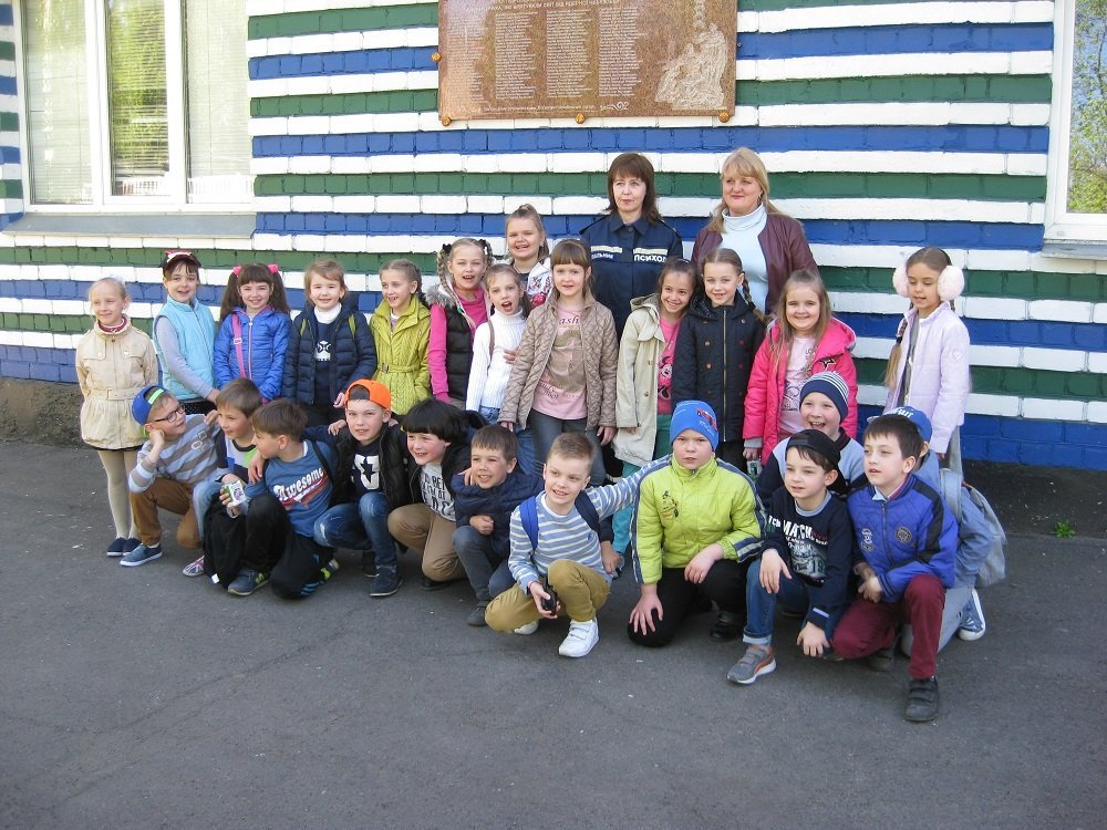 Кременчугские спасатели показали детям мастер-класс по тушению пожаров Кременчугские спасатели показали детям мастер-класс по тушению пожаров