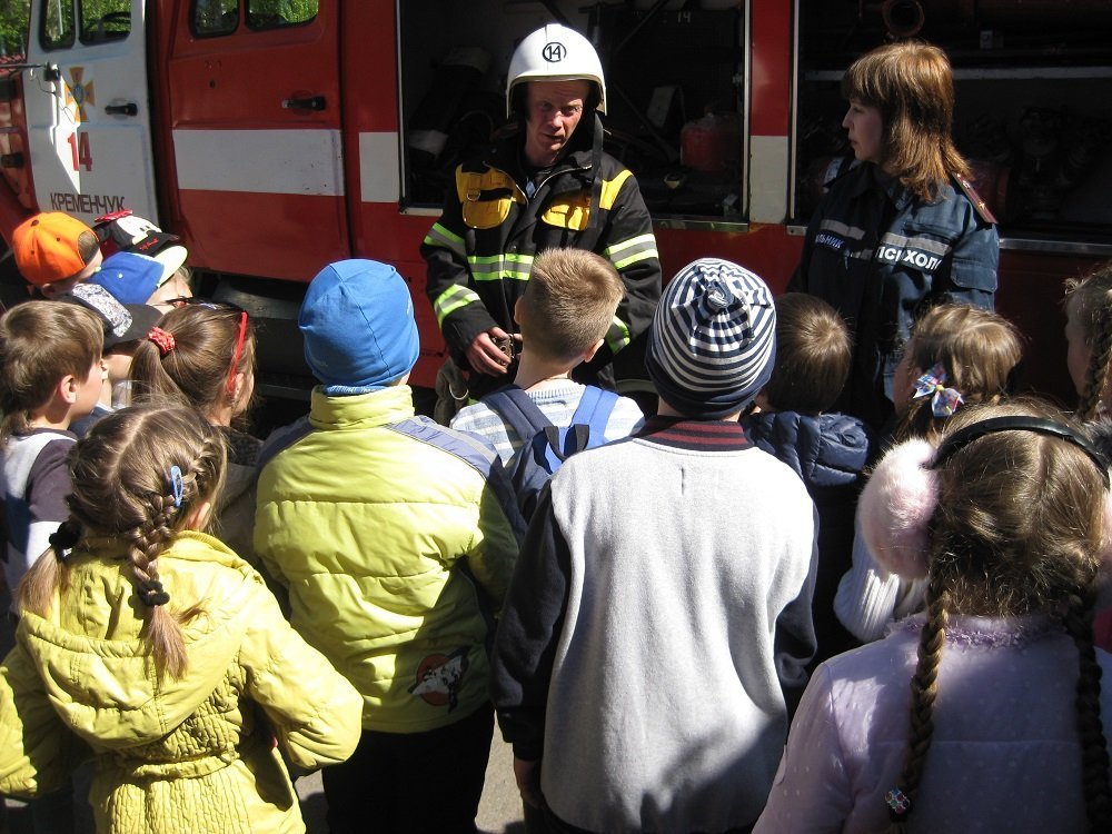 Кременчугские спасатели показали детям мастер-класс по тушению пожаров Кременчугские спасатели показали детям мастер-класс по тушению пожаров