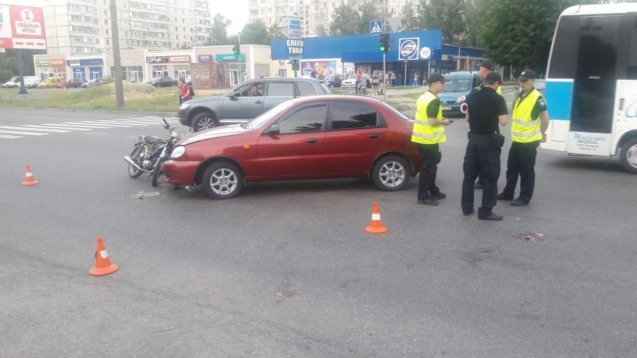 В Кременчуге Lanos сбил пенсионеров на мопеде В Кременчуге Lanos сбил пенсионеров на мопеде