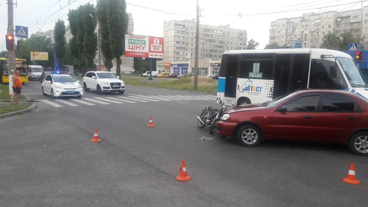 В Кременчуге Lanos сбил пенсионеров на мопеде В Кременчуге Lanos сбил пенсионеров на мопеде