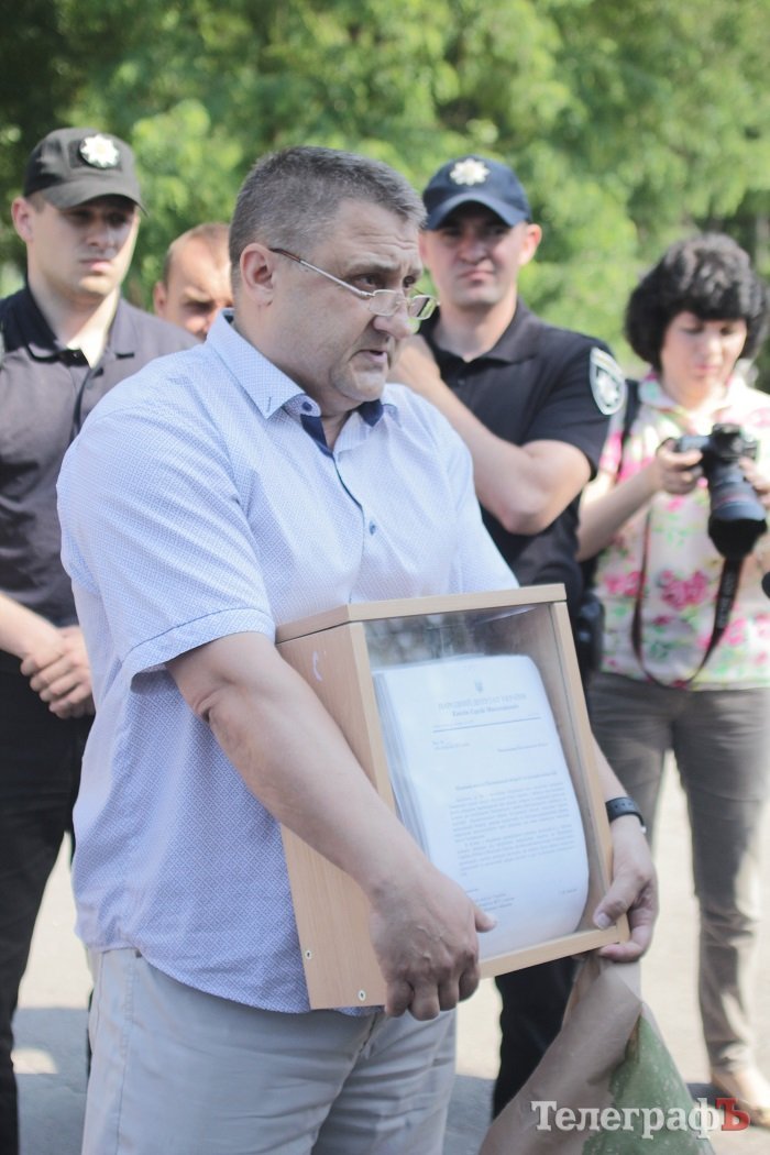 15 тисяч підписів кременчужан опинилися в корівнику, а не у президента 15 тисяч підписів кременчужан опинилися в корівнику, а не у президента