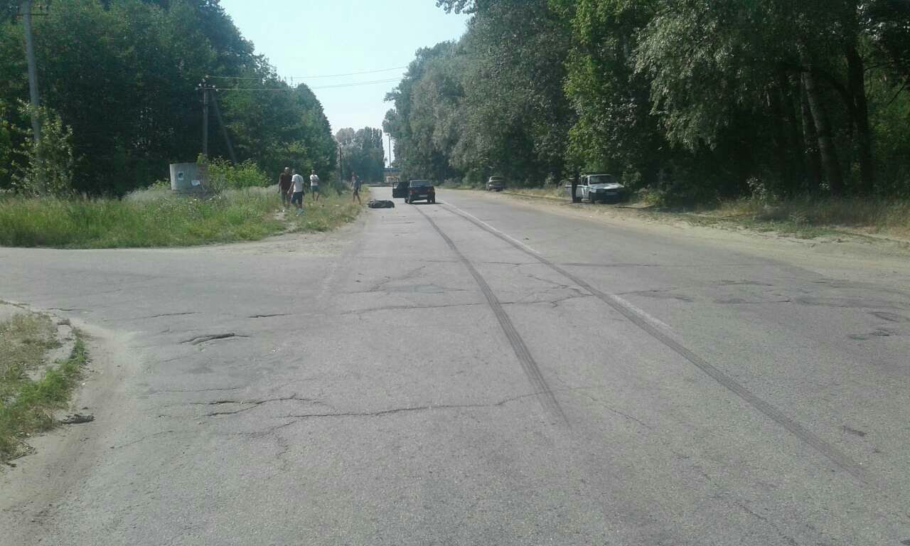 Под Кременчугом ВАЗ сбил скутер: пострадавшие в больнице Под Кременчугом ВАЗ сбил скутер: пострадавшие в больнице