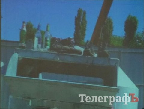 Біля будинку мера Кременчука влаштували сортувальну лінію сміття Біля будинку мера Кременчука влаштували сортувальну лінію сміття