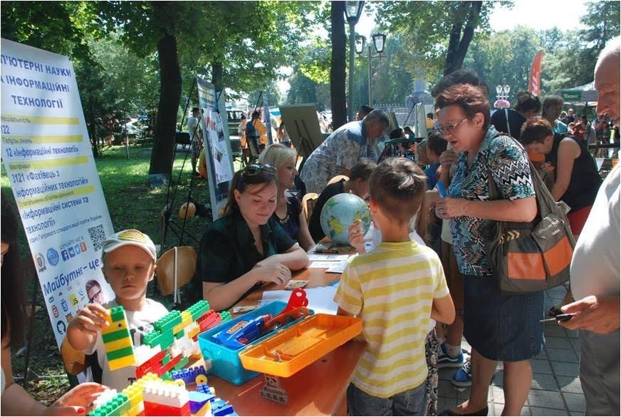 У Полтаві почали «брати на роботу» дітей за морозиво та канцтовари У Полтаві почали «брати на роботу» дітей за морозиво та канцтовари