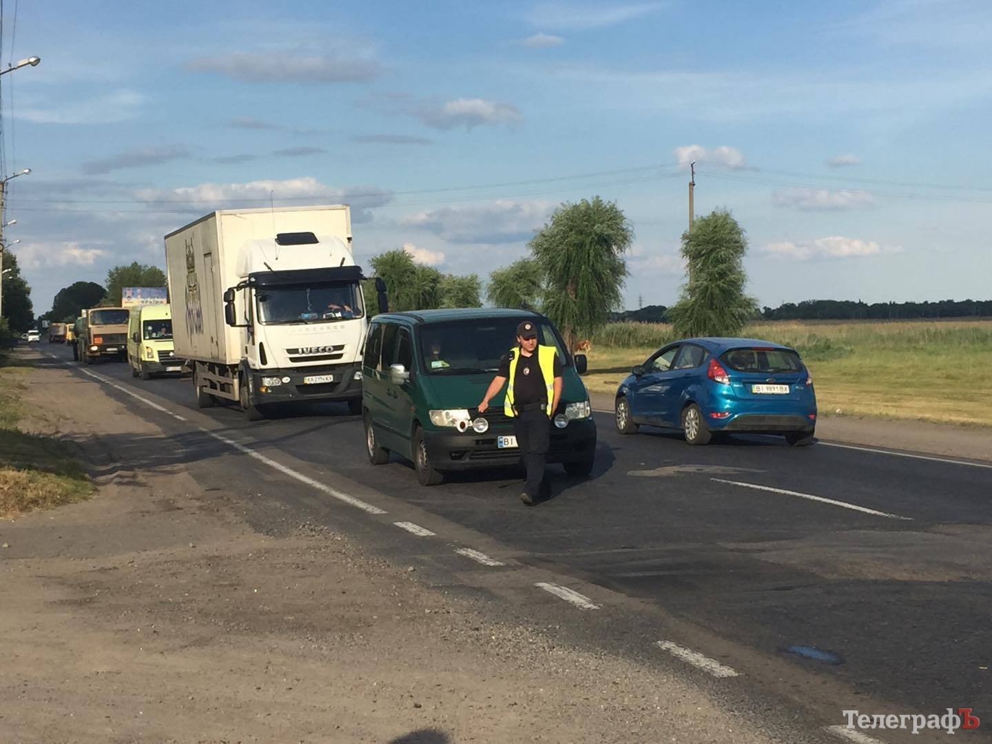 В Кременчуге столкнулись полицейская машина и ВАЗ: четверо пострадавших В Кременчуге столкнулись полицейская машина и ВАЗ: четверо пострадавших
