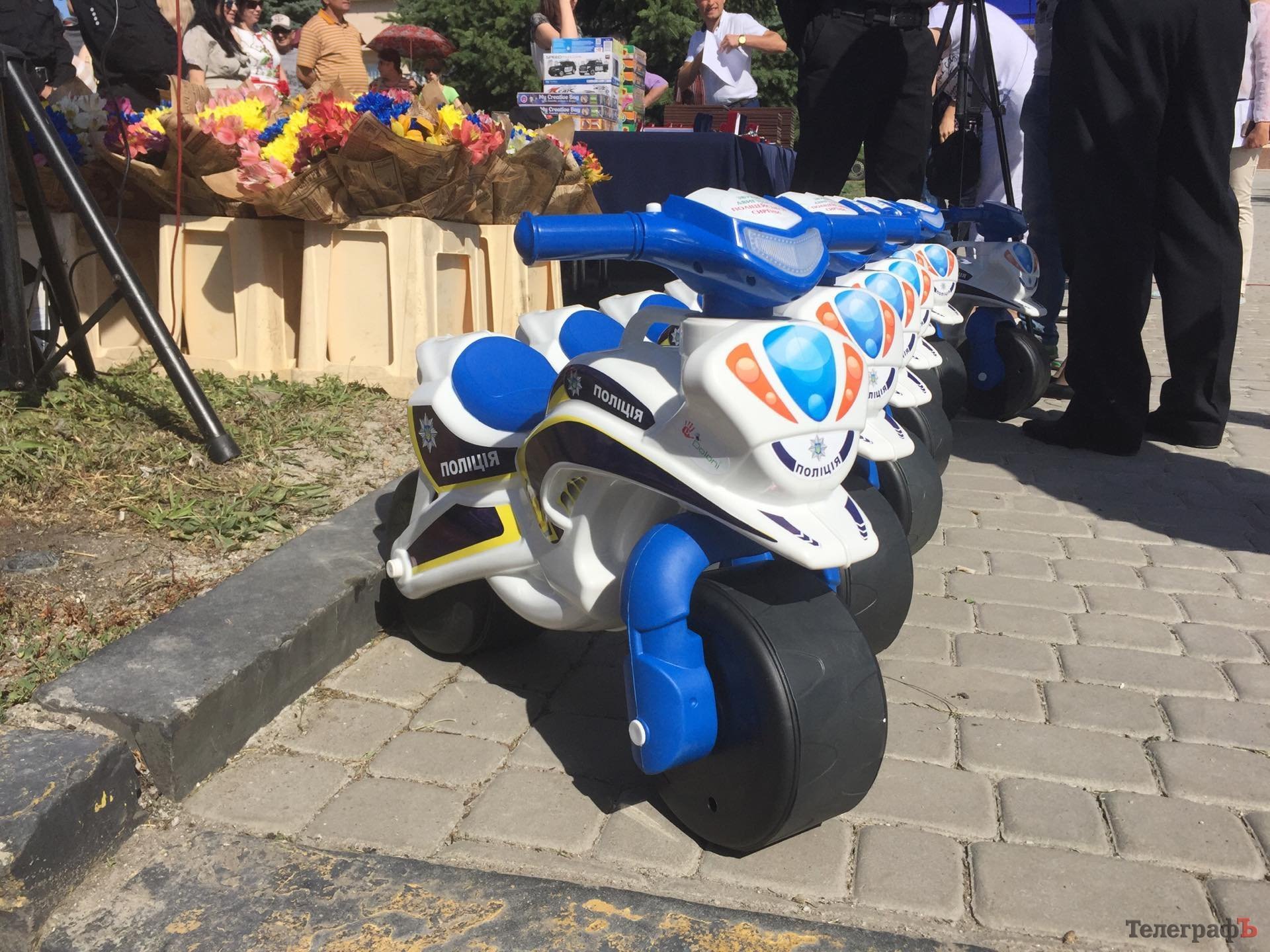 Они уже в 100 км от Кременчуга: новые Mitsubishi Outlander и… беговелы Они уже в 100 км от Кременчуга: новые Mitsubishi Outlander и… беговелы