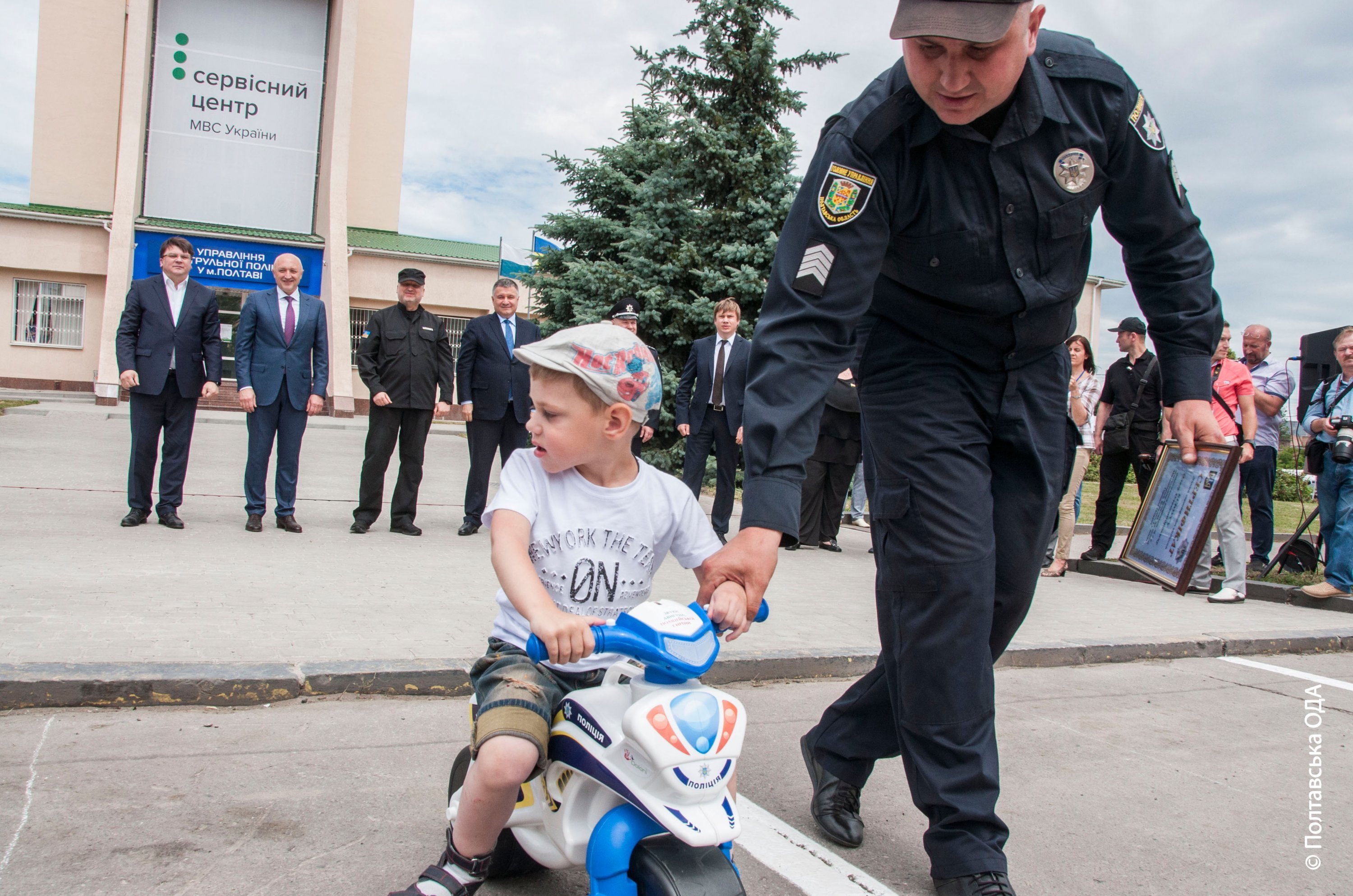 У Полтаві відкрили новий сервісний центр МВС за участі Арсена Авакова та Олександра Турчинова У Полтаві відкрили новий сервісний центр МВС за участі Арсена Авакова та Олександра Турчинова