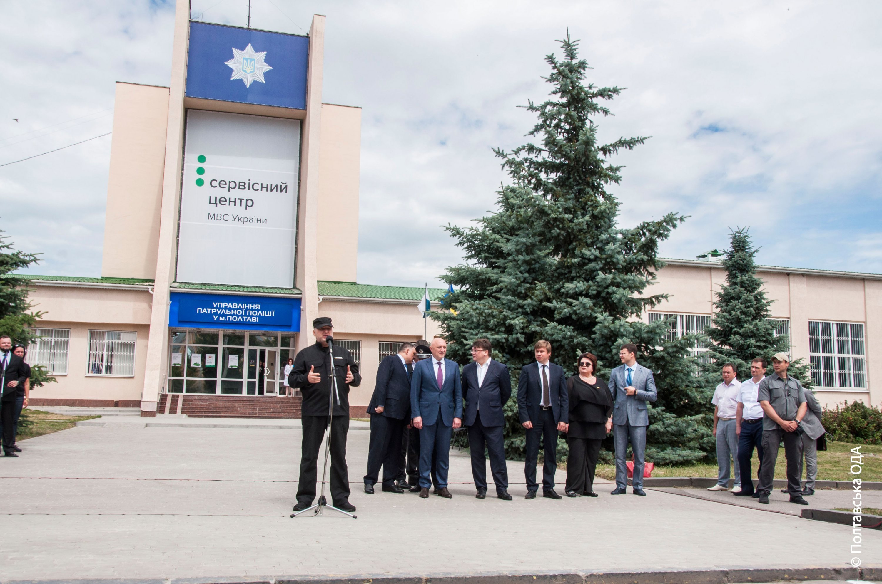 У Полтаві відкрили новий сервісний центр МВС за участі Арсена Авакова та Олександра Турчинова У Полтаві відкрили новий сервісний центр МВС за участі Арсена Авакова та Олександра Турчинова